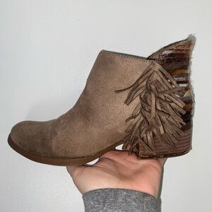 Brown Ankle Boots with Fringe Detail and Lacing